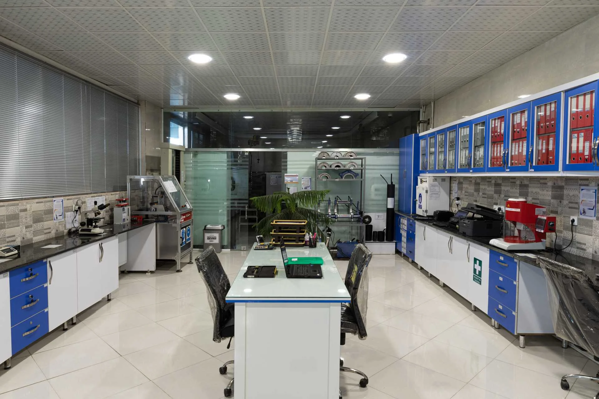 تصویر کنترل کیفیت و تست‌های آزمایشگاهی آبراهه‌گستر